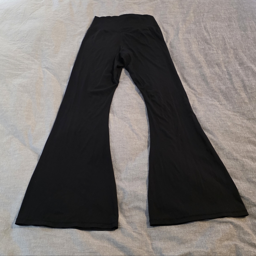 Elegant Black Flare Yoga Pants - Picture 7 of 7